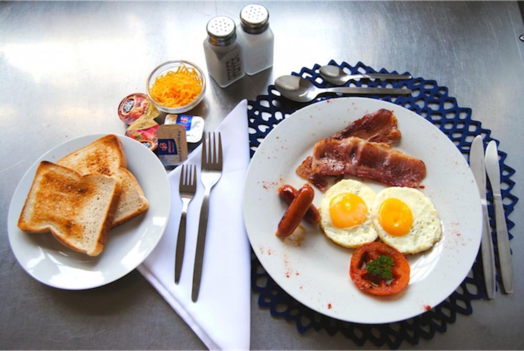 Oakwood Lodge Блумфонтейн Экстерьер фото English breakfast